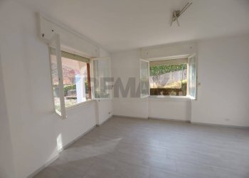 Stanza vuota - Bilocale Via Provinciale per Orino
 
4, Castello Cabiaglio - foto 6