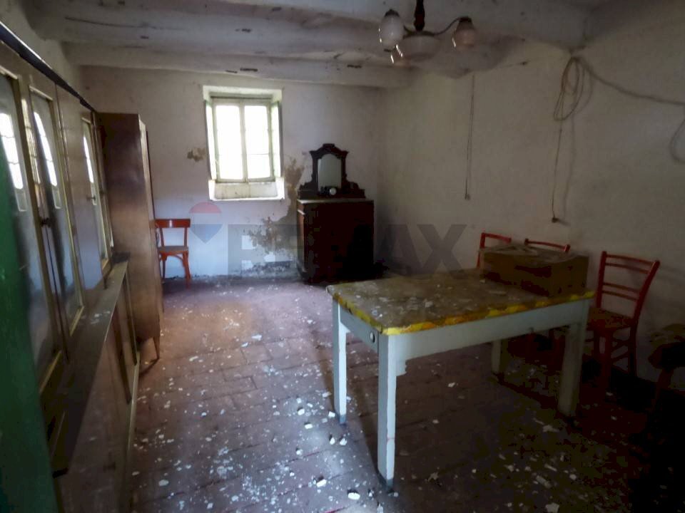 Sala da pranzo - Semi-detached house via Mazzini
 
11, Casalzuigno - photo 1