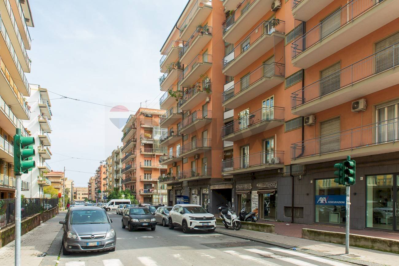 Edificio all\'aperto - Locale Commerciale Via Eleonora D'angiò
 
57, Catania - foto 3