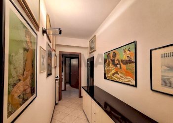 Hall / corridoio - Trilocale VIA CAVOUR
 
17, Castronno - foto 7