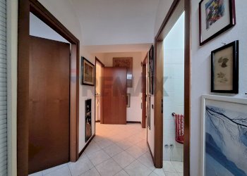 Hall / corridoio - Trilocale VIA CAVOUR
 
17, Castronno - foto 8