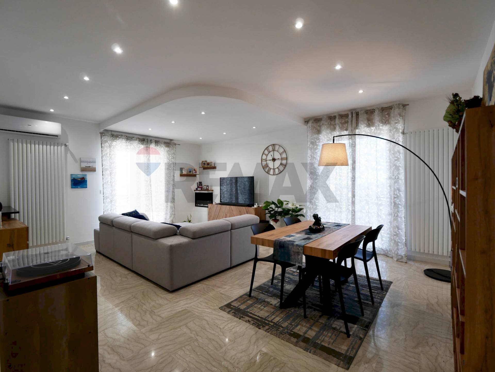 Sala da pranzo - Quadrilocale Via Kennedy
 
7, Triggiano - foto 1