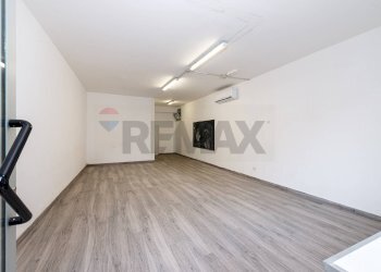 Stanza vuota - Locale Commerciale LARGO LOLLI
 
3/4, Mentana - foto 9