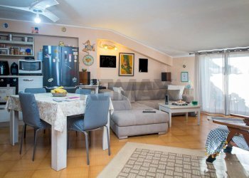 Sala da pranzo - Trilocale Via Firenze
 
116, Aci Castello - foto 10