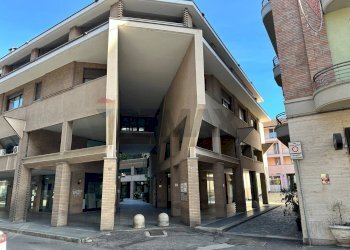 Edificio all\'aperto - Shop Via Montebello
 
14, Busto Arsizio - photo 24