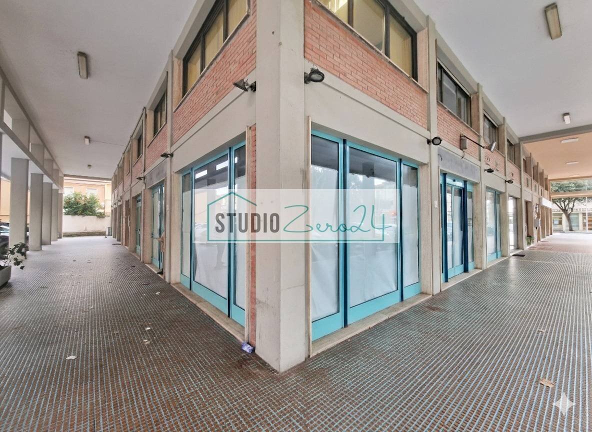 Foto 1 - Locale Commerciale Viale Cristoforo Colombo, Camaiore - foto 1