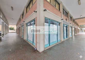 Foto 1 - Commercial Premises Viale Cristoforo Colombo, Camaiore - photo 1