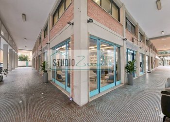 Foto 2 - Commercial Premises Viale Cristoforo Colombo, Camaiore - photo 2