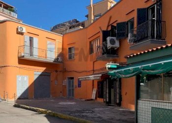 Edificio all\'aperto - Commercial Premises Via Antonio Cacciapuoti
 
10, Pozzuoli - photo 1