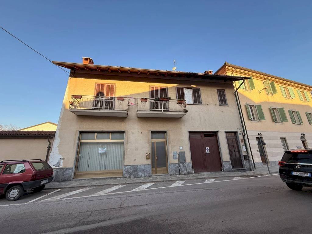 Facciata - Negozio piazza Comunale, 3, Scalenghe - foto 1