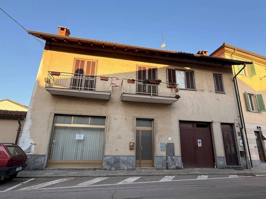 Facciata - Negozio piazza Comunale, 3, Scalenghe - foto 2