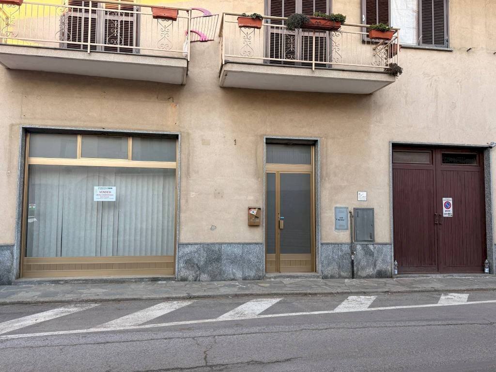 Facciata - Negozio piazza Comunale, 3, Scalenghe - foto 3