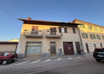 Facciata - Negozio piazza Comunale, 3, Scalenghe - foto 1