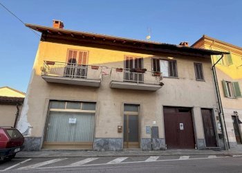 Facciata - Negozio piazza Comunale, 3, Scalenghe - foto 2