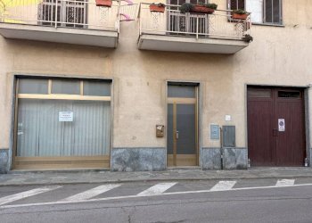 Facciata - Negozio piazza Comunale, 3, Scalenghe - foto 3