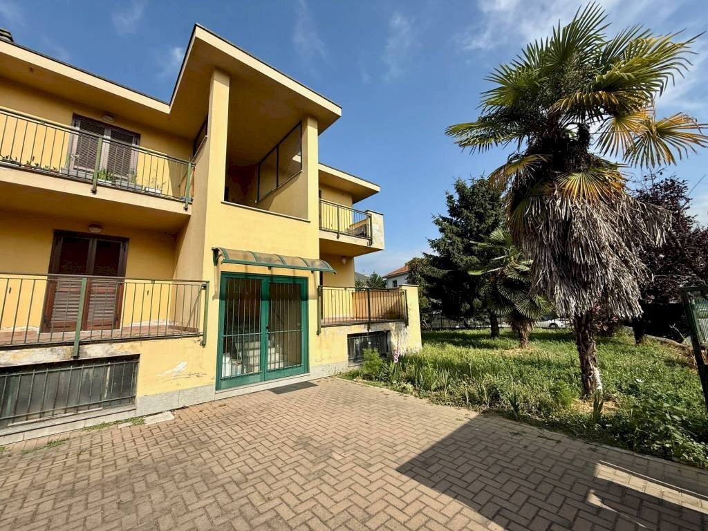 Facciata - Villa via Giacomo Piscina, 45, Carmagnola - foto 1