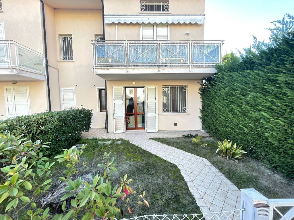 Giardino - Three-room apartment viale dei Pioppi, Ravenna (neighborhood Porto Corsini) - photo 1