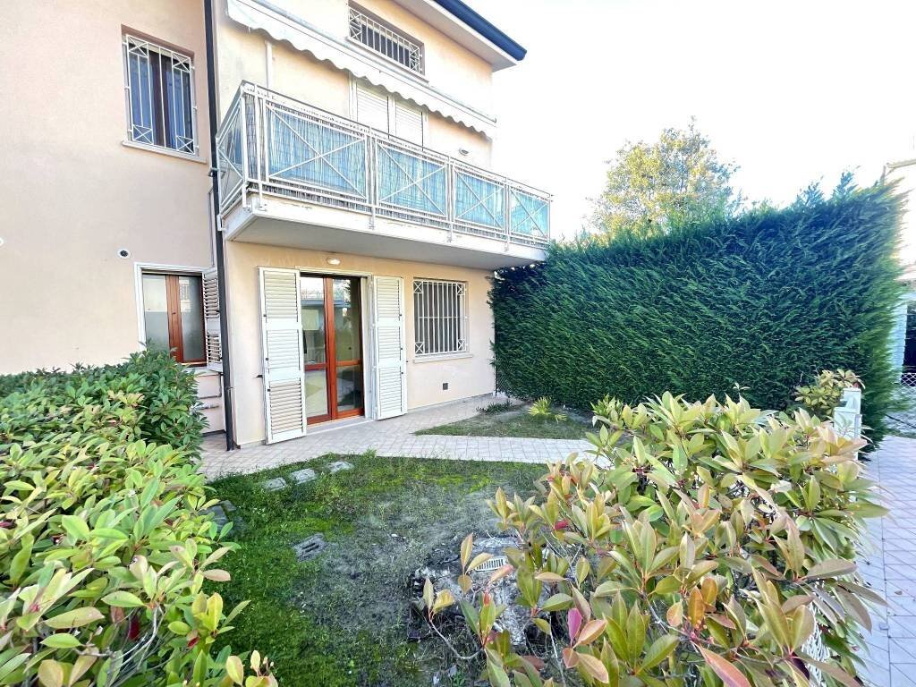 Giardino - Three-room apartment viale dei Pioppi, Ravenna (neighborhood Porto Corsini) - photo 2