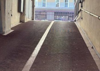 Cortile interno - Box via Giovanni Brugnoli, Bologna (zona Centro Storico) - foto 4