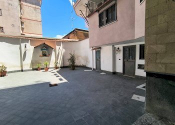 Cortile interno - Trilocale corso San Giovanni, Napoli (zona San Giovanni a Teduccio) - foto 2