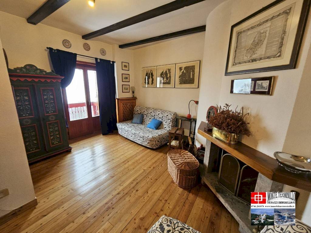 Salone - Trilocale via dei Villini, 93, Rieti - foto 2