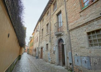 Facciata - Casa indipendente corso Camillo Benso di Cavour, Città di Castello - foto 1