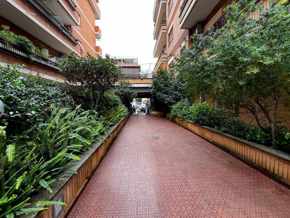 Cortile interno - Bilocale via Diego Simonetti, Roma (zona Lido di Ostia) - foto 2