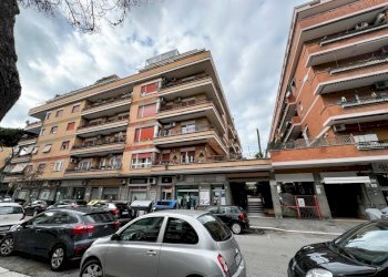 Facciata - Bilocale via Diego Simonetti, Roma (zona Lido di Ostia) - foto 1