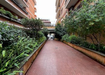 Cortile interno - Bilocale via Diego Simonetti, Roma (zona Lido di Ostia) - foto 2