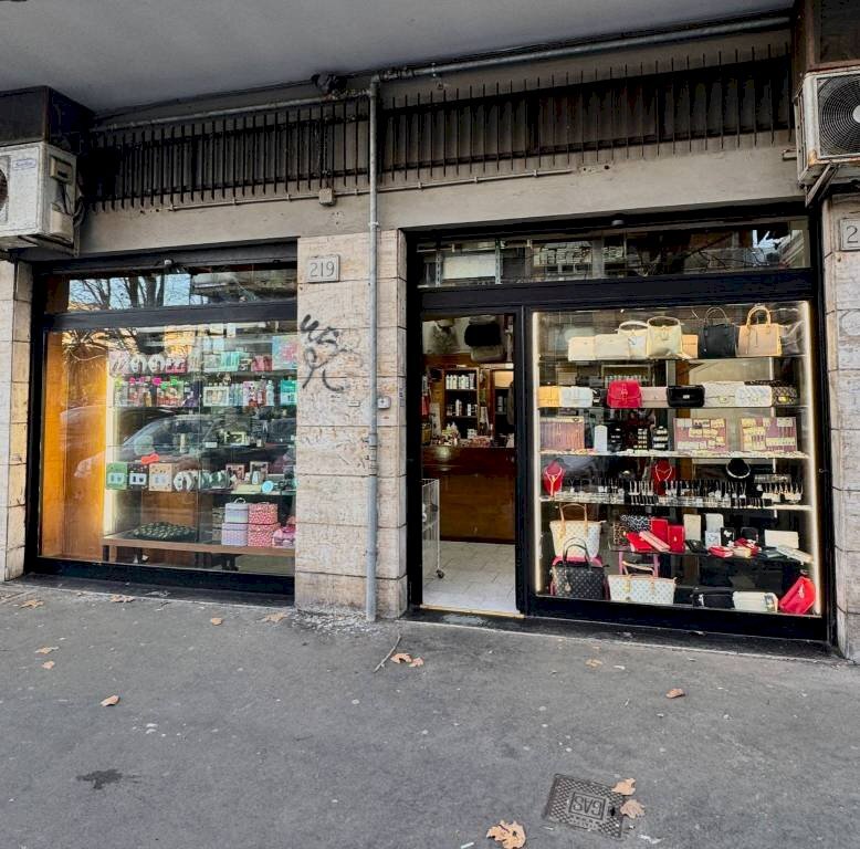 Facciata - Attività Commerciale corso Duca di Genova, Roma (zona Lido di Ostia) - foto 1