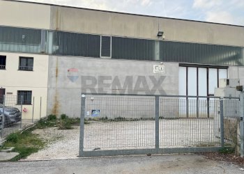 Edificio all\'aperto - Capannone Castelbellino - foto 1