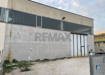 Edificio all\'aperto - Capannone Castelbellino - foto 2