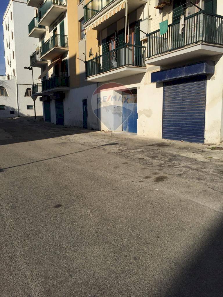 facciata del locale - Locale Commerciale Via Pietro Giannone
42, Vieste - foto 3