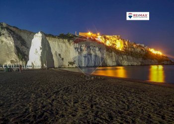 foto vieste - Locale Commerciale Via Pietro Giannone
 
42, Vieste - foto 6