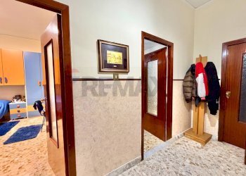 Hall / corridoio - Trilocale VIALE EUROPA
 
9, Calvizzano - foto 26