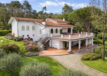 Vendesi Villa con giardino Lucca ..png - Villa Via dei Cotani 211, Lucca - foto 1