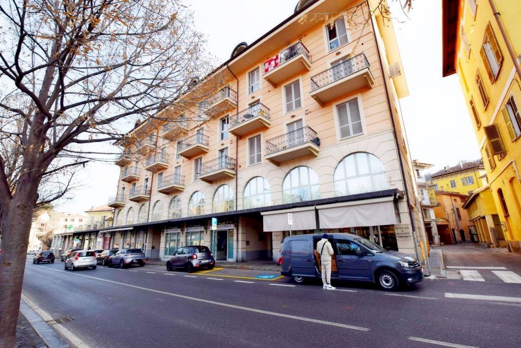 Facciata - Attico piazza Ellero, 60, Mondovì - foto 1