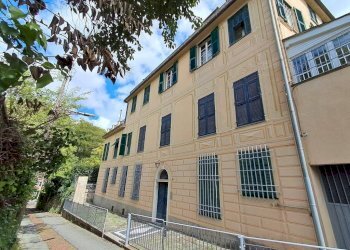 Facciata - Trilocale via Romana della Castagna, Genova (zona Quarto) - foto 1