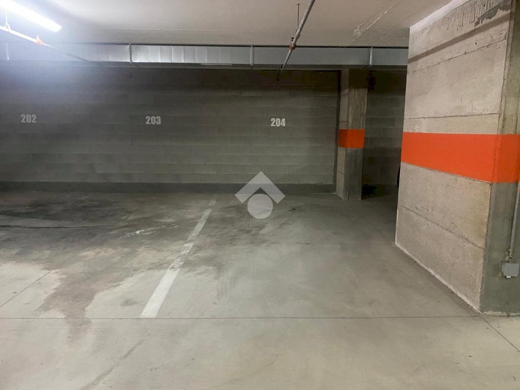 Parking space Via Zaccherini Alvisi, Bologna - photo 2