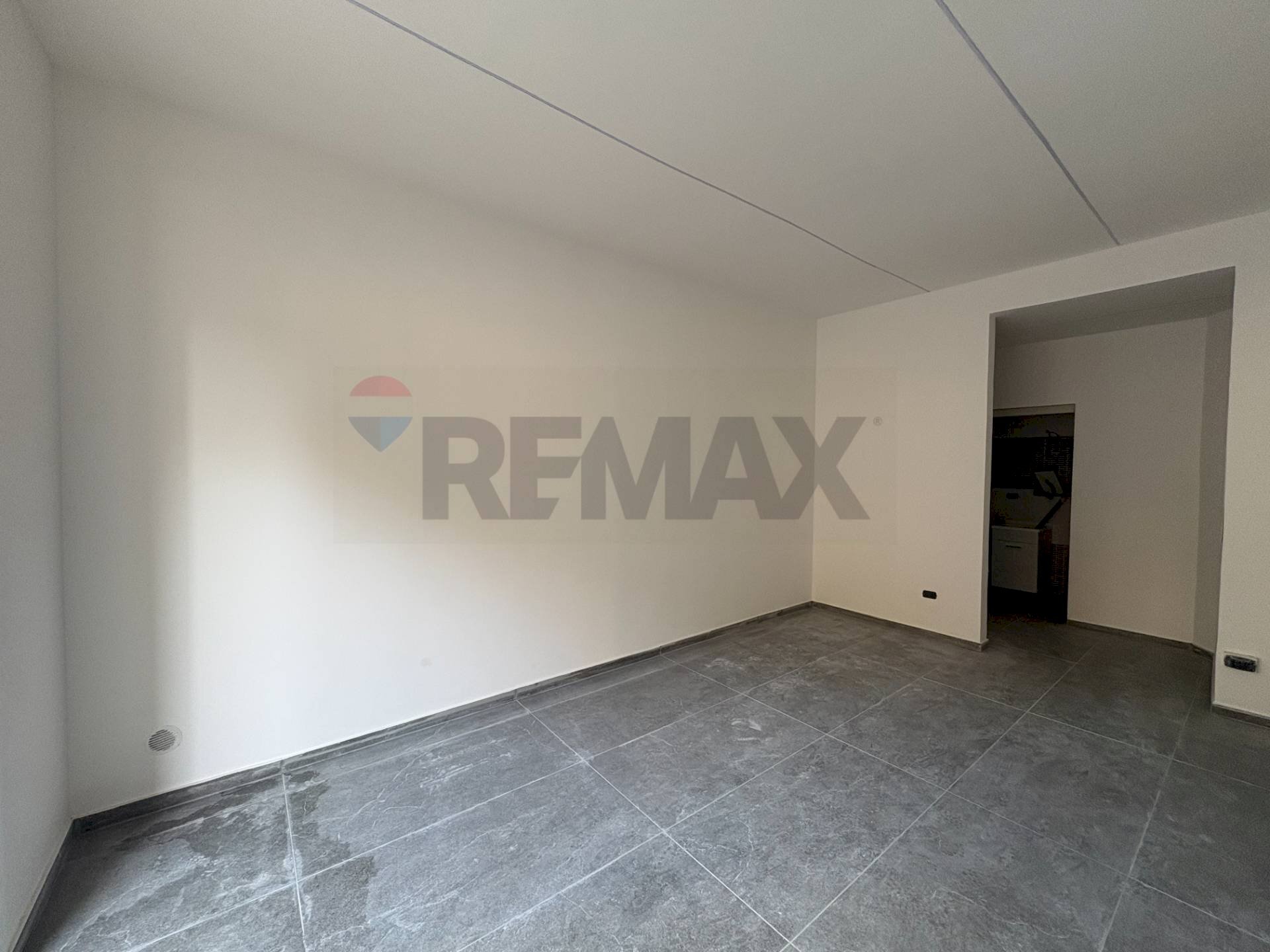 Stanza vuota - Locale Commerciale via Eugenio Siciliano
 
8, Nocera Inferiore - foto 2