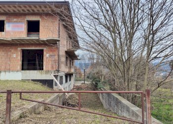 Vista ingresso seconda rampa di accesso al piano S1 - Appartamento via vomero, Telese Terme - foto 9