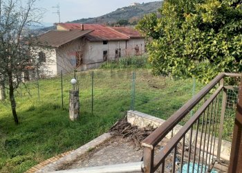 Giardino - Casa semi indipendente via Vicinato Fontanavecchia
 
11, Faicchio - foto 7