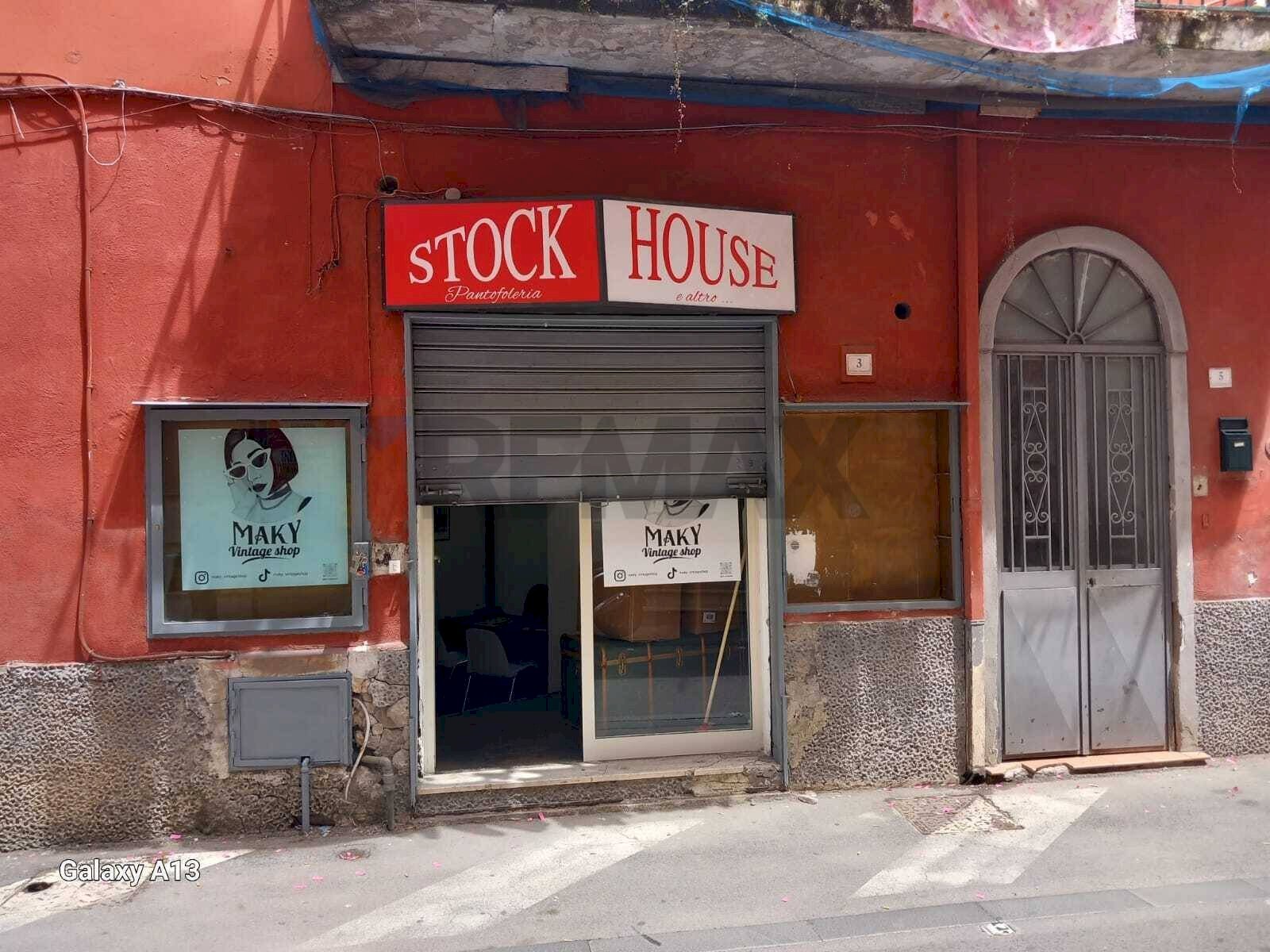 Edificio all\'aperto - Locale Commerciale Via Vittorio Emanuele III
 
3, Casalnuovo di Napoli - foto 1