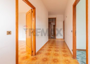 Hall / corridoio - Quadrilocale Via Mario Luzi
 
112, Semproniano - foto 13