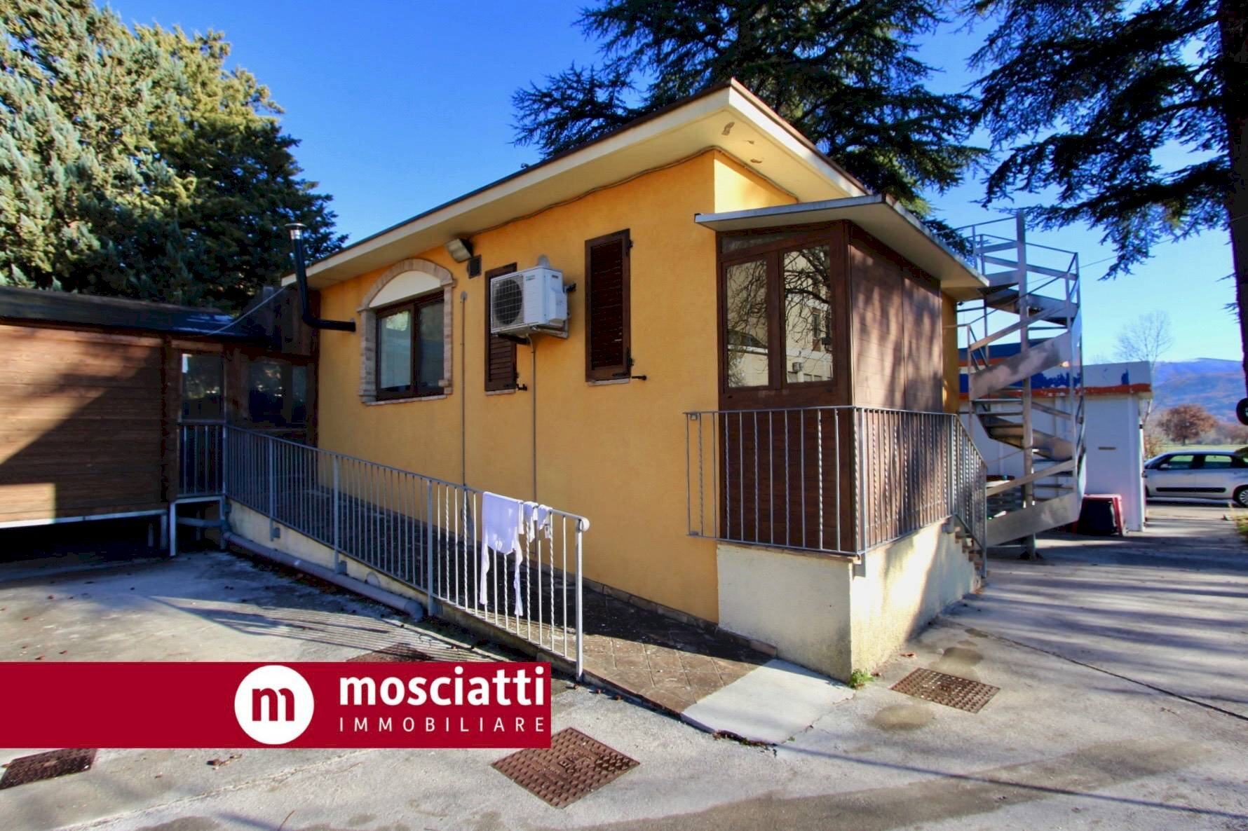 Foto 2 - Locale Commerciale Frazione Maddalena, Muccia - foto 2