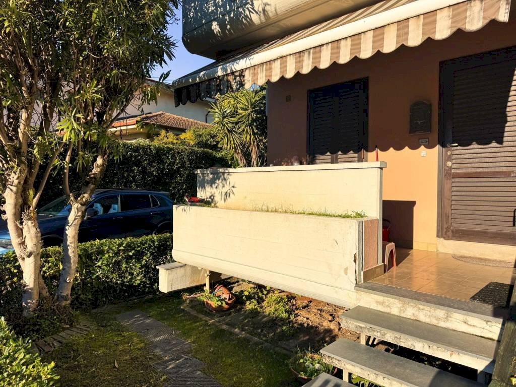 Giardino - Villa a Schiera viale Roma, 383, Massa - foto 2