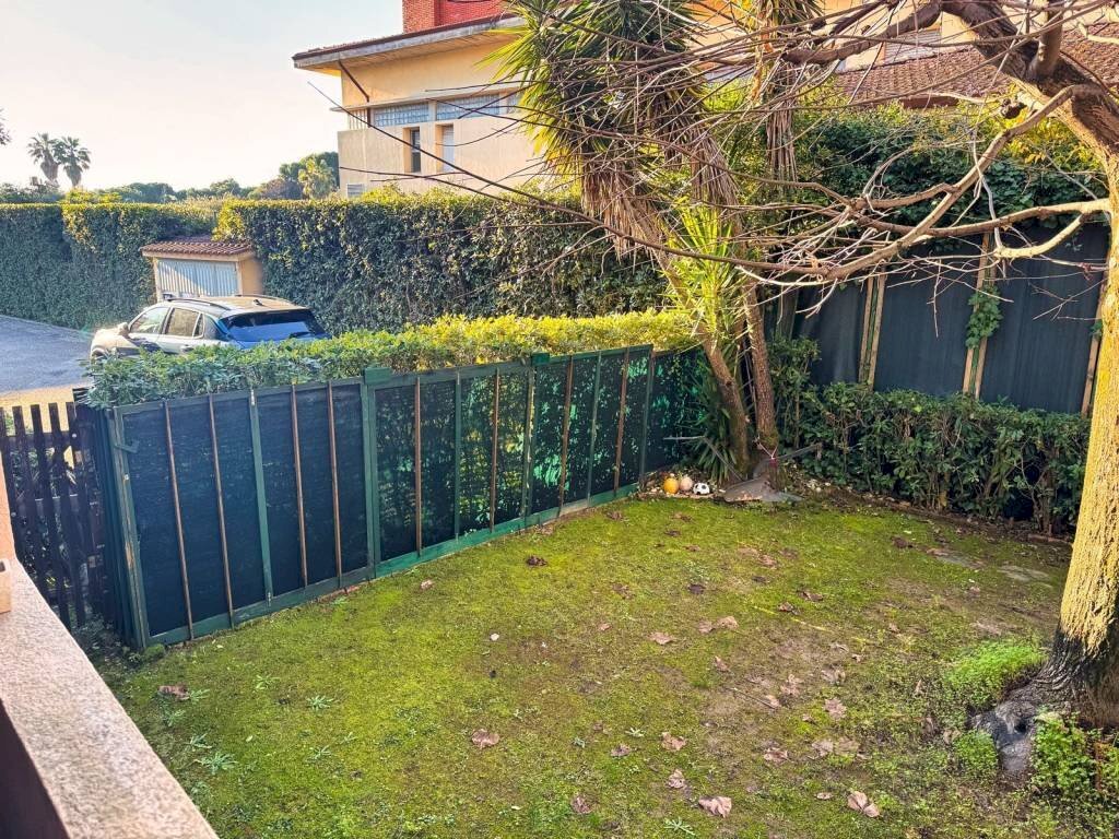 Giardino - Villa a Schiera viale Roma, 383, Massa - foto 3