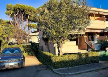 Posto macchina - Villa a Schiera viale Roma, 383, Massa - foto 1