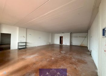 WhatsApp Image 2026-01-09 at 15.33.56 (1).jpeg - Locale Commerciale Via Codignola, Scandicci - foto 2