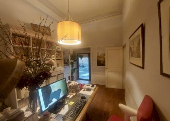 PHOTO-2025-10-24-09-42-15.jpg - Locale Commerciale Piazza del Duomo, Prato - foto 1